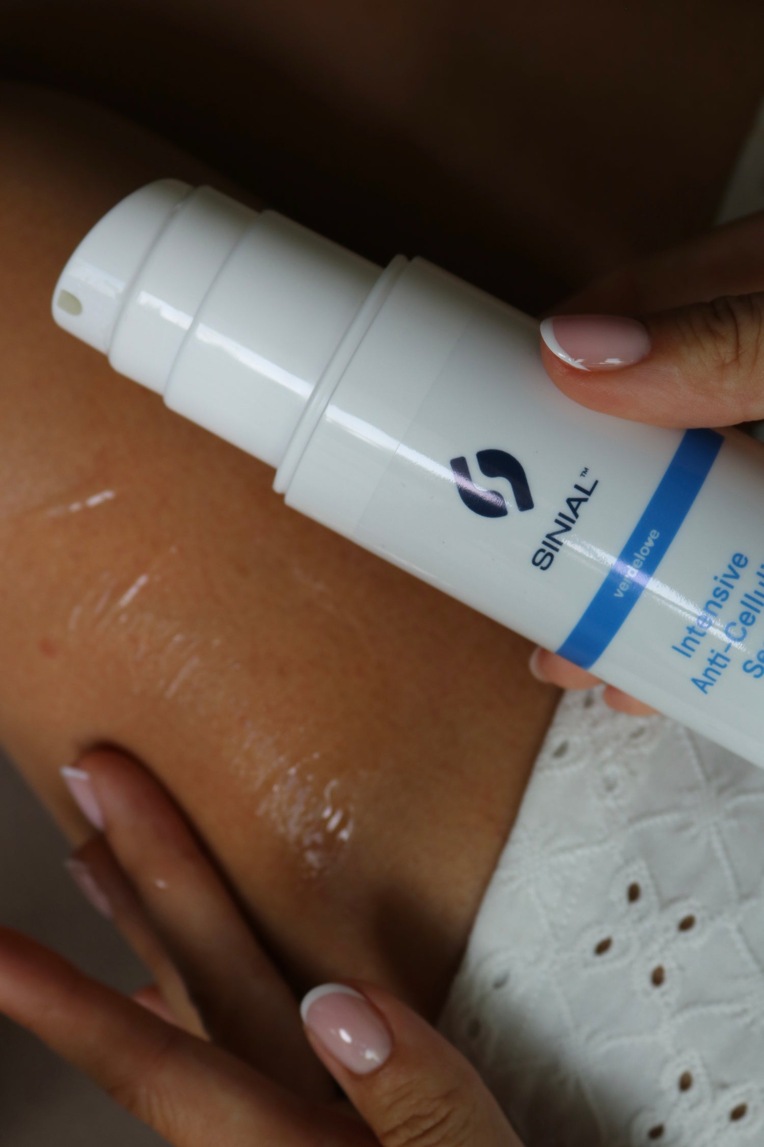 Serum Sinial na cellulit konsystencja na nodze